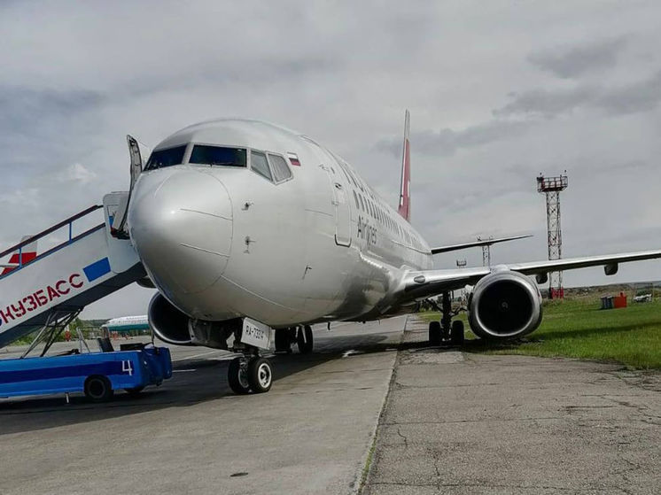 В Новокузнецке самолет укатился со взлетной полосы