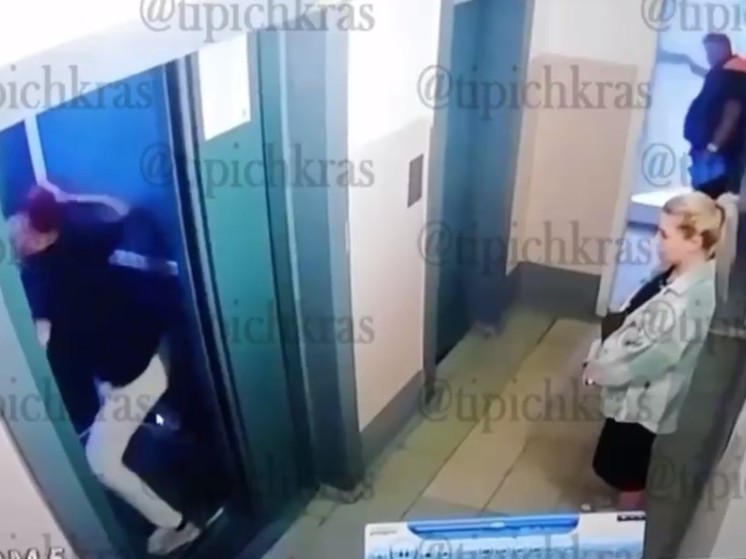 В лифте многоэтажного дома в Краснодаре подростку выбили зубы и сломали телефон