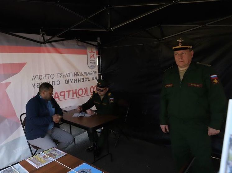 Губернатор Орловской области оценил работу мобильного пункта отбора на службу по контракту в Кромах