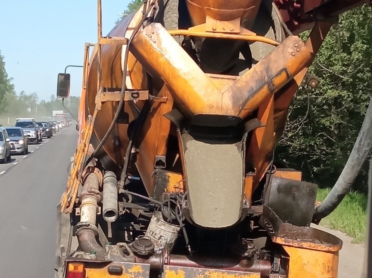 Бетономешалка залила раствором дорогу в Петрозаводске