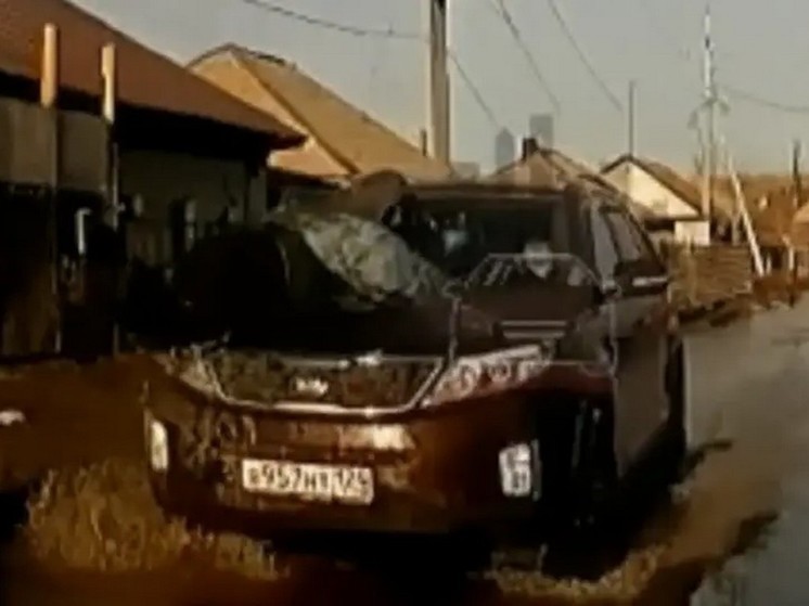 В Красноярске водитель иномарки протащил на капоте сбитого человека