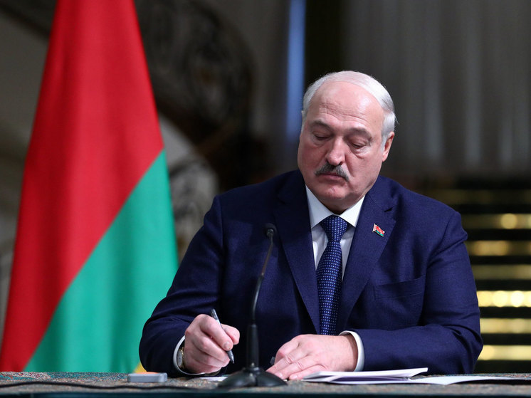 Лукашенко заявил о договоренности с Путиным ввести единую валюту позже