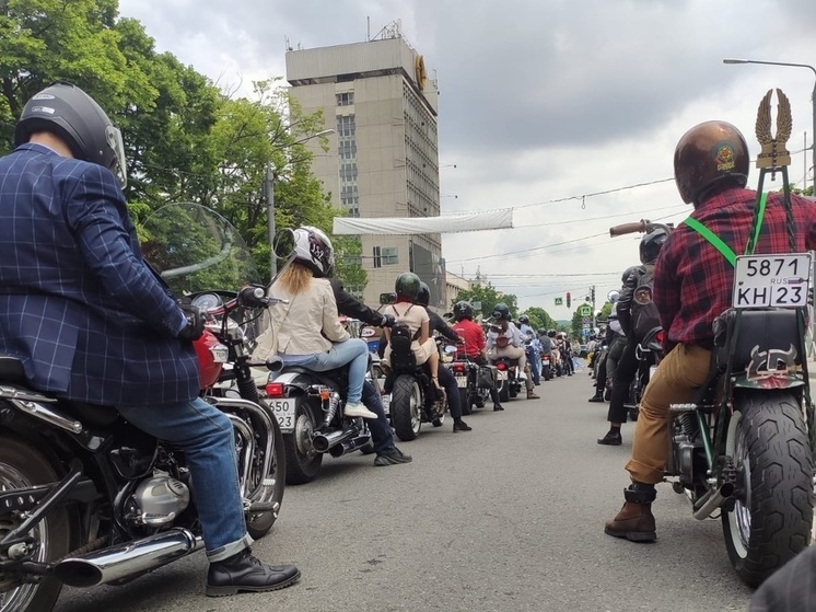 Джентльмены и леди прокатились по Краснодару на мотоциклах в рамках акции Gentleman’s ride 2023