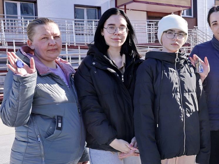 Родственники военнослужащих и жители авариек: в Тазовском 39 семей заехали в современный многоквартирник