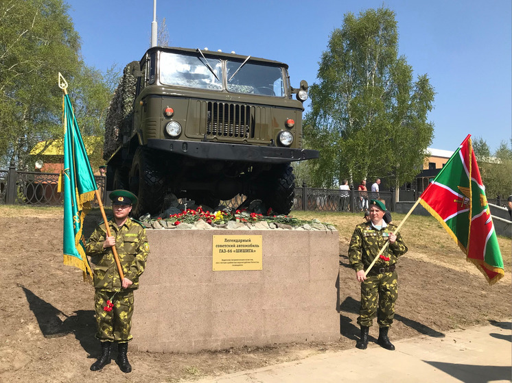 В Сургуте установили памятник автомобилю ГАЗ-66