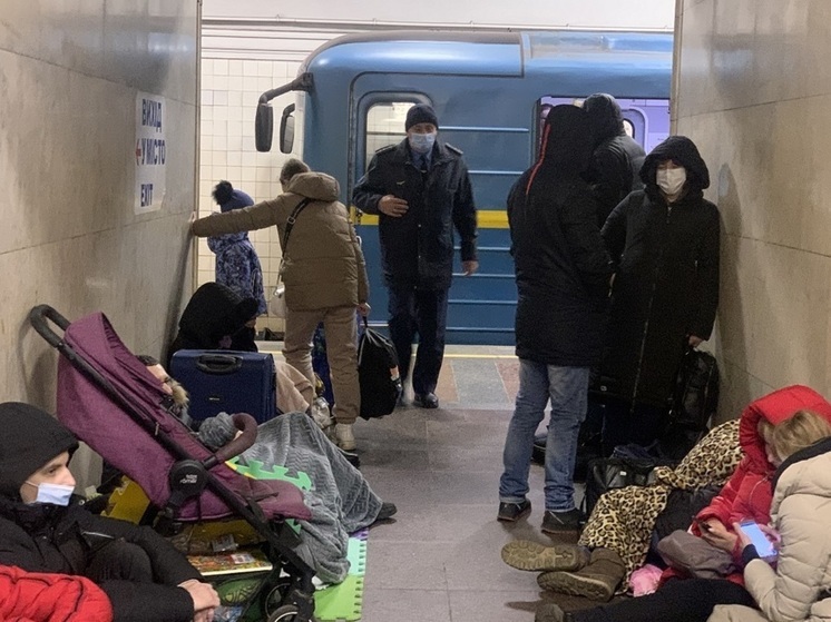 Жители Киева прячутся в метро и подвалах из-за взрывов в городе