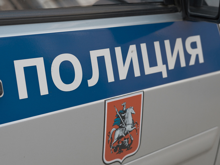 Shot: в Москве возле отдела полиции задержали мужчину со странным имуществом