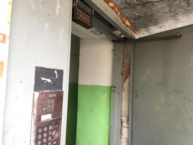 В Петрозаводских подъездах находят сломанные двери, мусор, выбитые окна