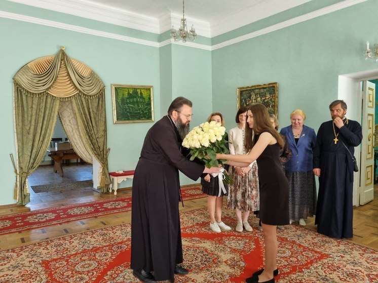 Сотрудники Смоленского епархиального управления поздравили митрополита Исидора с днем рождения