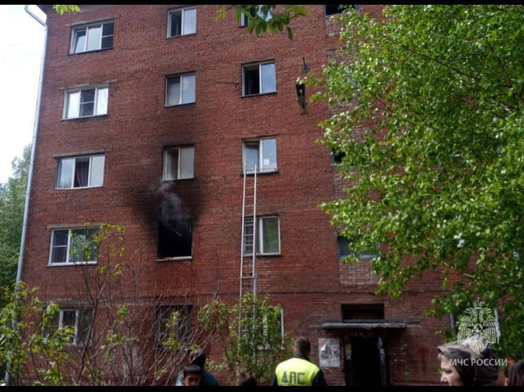 Пожар охватил многоквартирный дом в Новокузнецке