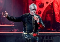 Издание Chaoszine сообщает, что солиста немецкой группы Rammstein Тилля Линдеманна обвинили в добавлении наркотических веществ в напиток поклонницы во время выступления коллектива.