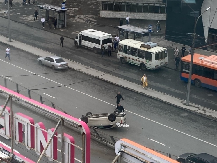 В Новосибирске на площади Маркса автомобиль перевернулся на крышу после наезда на бордюр