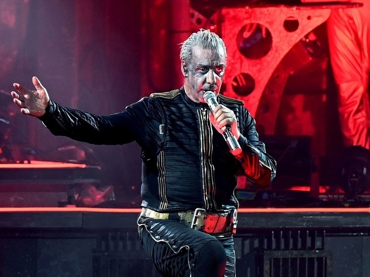 Фронтмена Rammstein Линдеманна обвинили в добавлении наркотиков в напиток поклонницы во время концерта