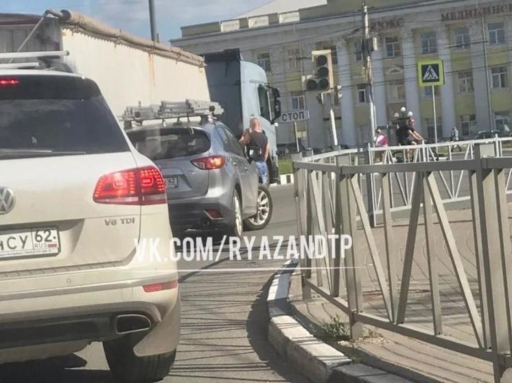На улице Вокзальной в Рязани произошло ДТП с фурой и Mazda