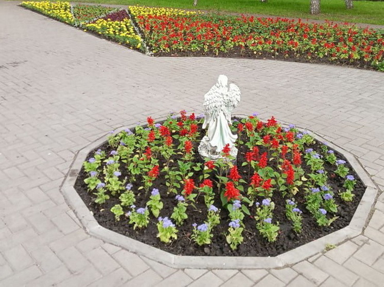 В Курске высадили более 100 растений в парке Дзержинского