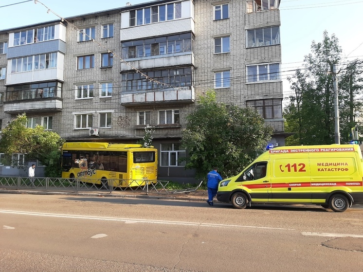 В Ярославле желтый автобус едва не протаранил жилой дом