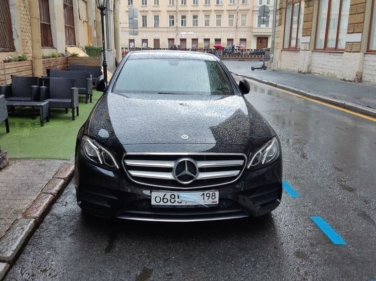 В Петербурге решили проблему с парковкой машин в местах для инвалидов возле врачебно-физкультурного диспансера