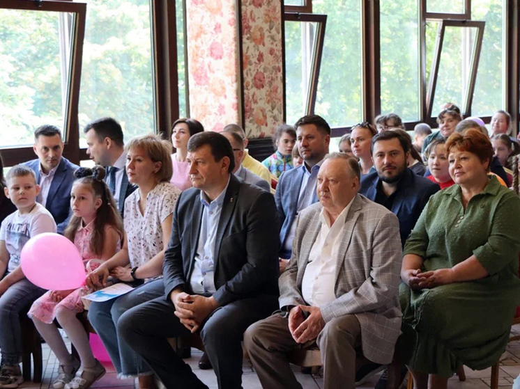 Участников и победителей конкурса "Мы одна семья" наградили депутаты Смоленского городского Совета