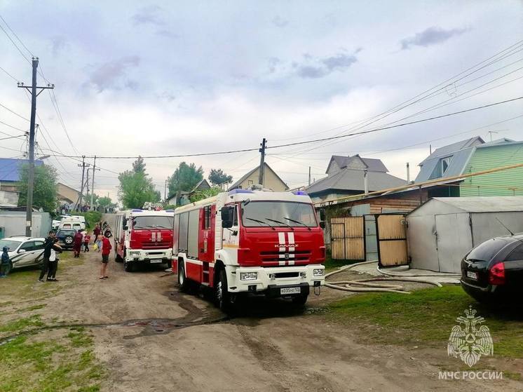 Три десятка спасателей тушили полыхавший жилой дом в Барнауле
