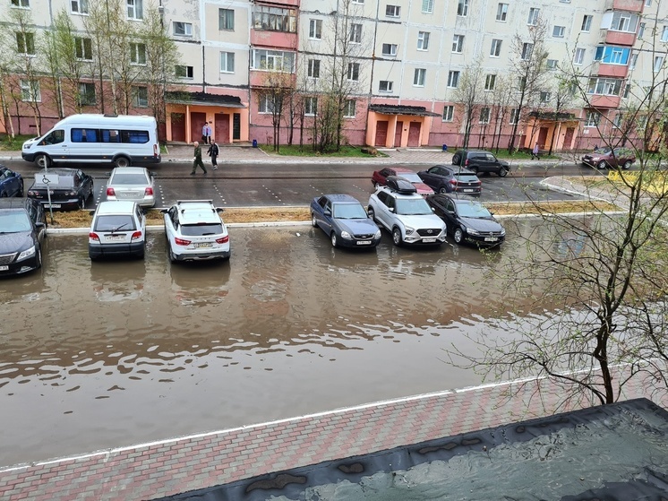 В Муравленко двор залило водой из-за аварии