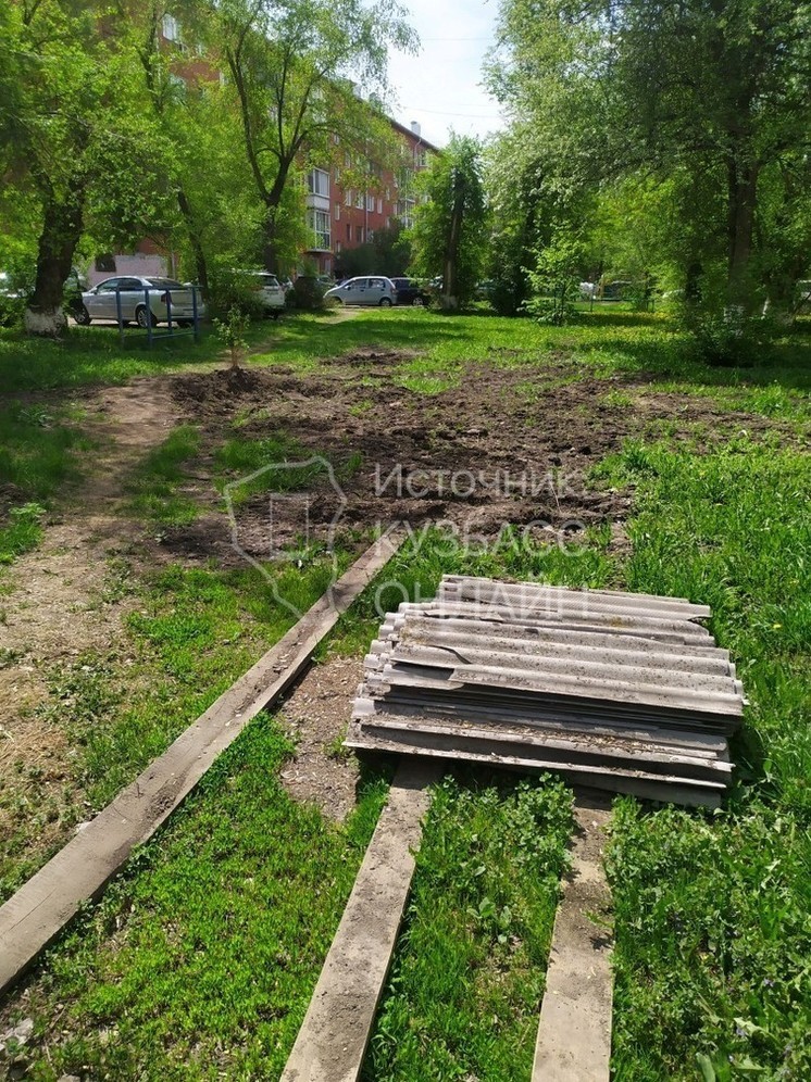 Кемеровчан возмутил оставленный во дворах строительный мусор