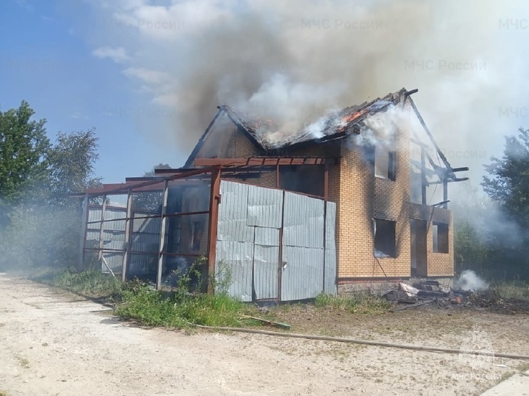 Недостроенный коттедж сгорел на Правобережье Калуге