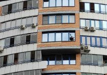 Житель дома на Ленинском проспекте, куда попал беспилотник, сообщил РИА Новости, что дрон прилетел в квартиру на 14-ом этаже, в которой были три человека, взрыв не раздавался, пострадавших нет