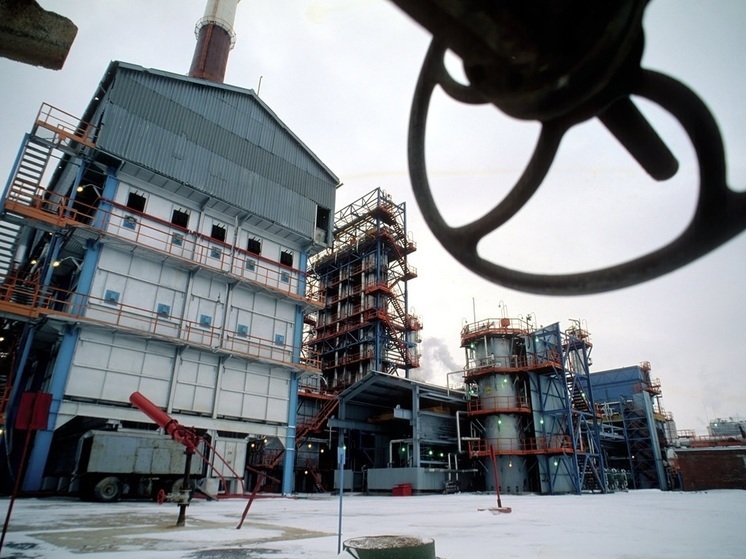 «Коммерсантъ»: российские нефтяные компании в мае снизили переработку на 6,4%