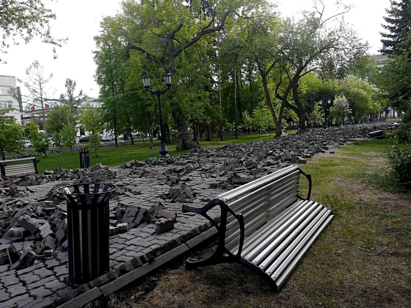 Гулять запрещается: 15 эпичных фото с реконструкции Первомайского сквера в Новосибирске