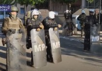 Информационный портал Kosovo online сообщил, что сегодня косовские сербы вновь собираются у зданий муниципалитетов с требованием отозвать косовоалбанских мэров и полицейский спецназ