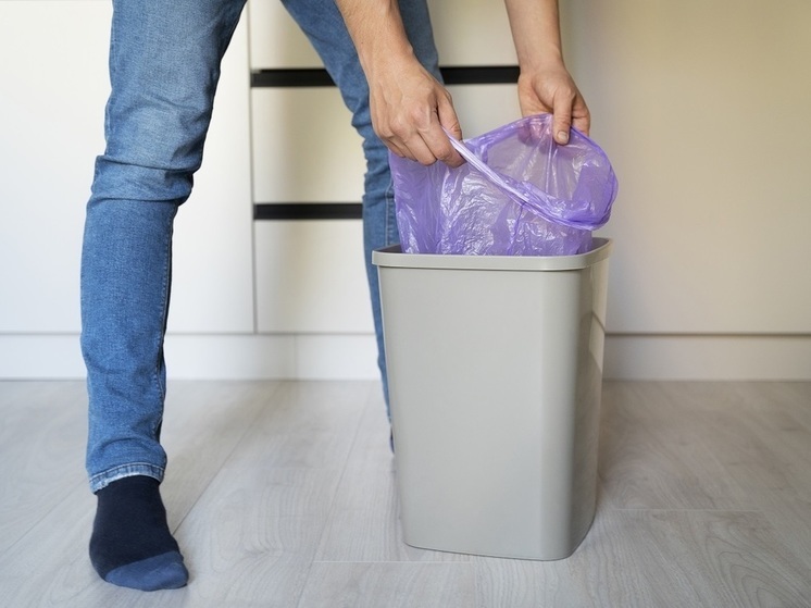 Как правильно надевать мешки для мусора на ведро: ошибку допускают почти все