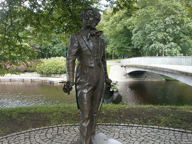 СМИ: Власти Риги снесли памятник Пушкину