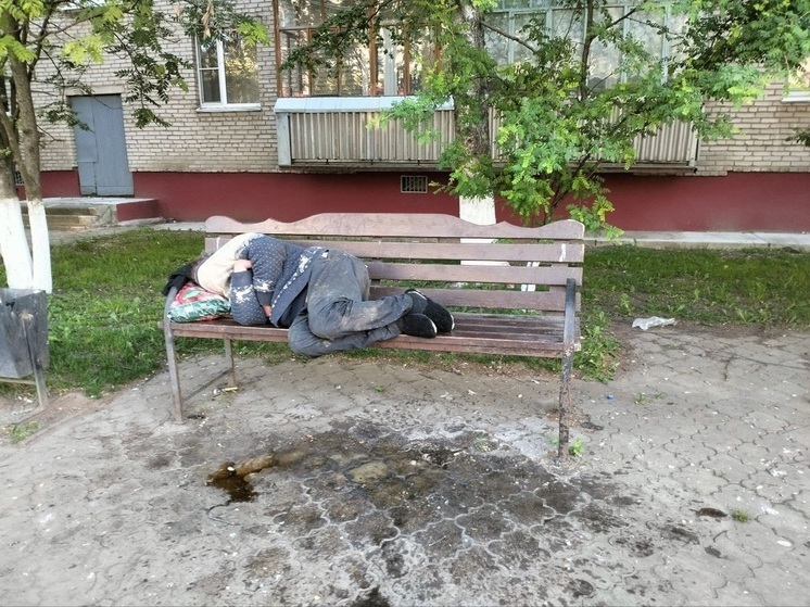 В Малоярославце жители помогают живущему на улице пожилому мужчине