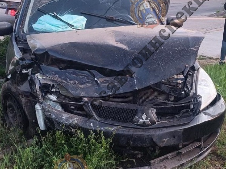 В Туле столкнулись Volkswagen и Mitsubishi: пострадала 23-летняя девушка
