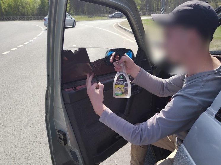 Водителя из Петрозаводска остановили и заставили снять тонировку с окон