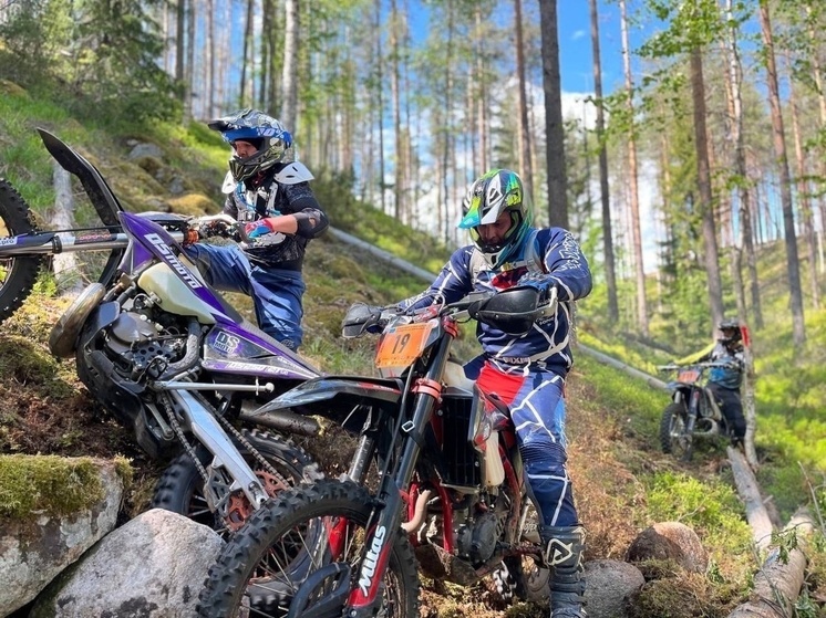 Мотоциклисты со всей России прокатились по лесу в Карелии