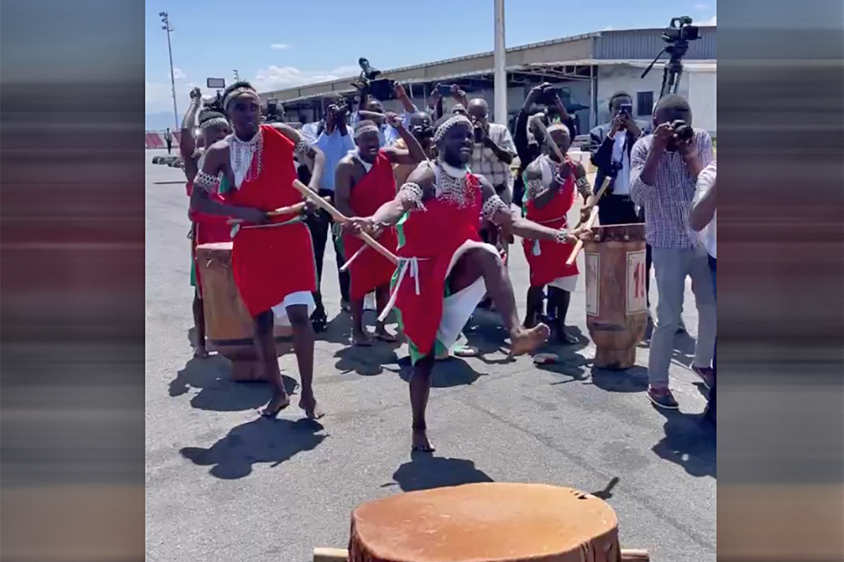 Lavrov was greeted in Burundi by dancing with drums