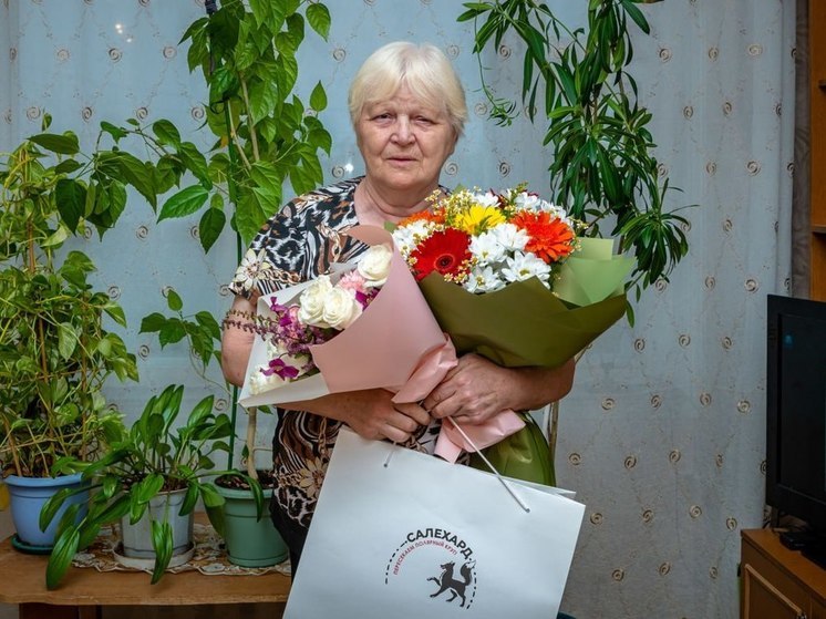 Титовский поздравил с юбилеем жительницу Салехарда от имени ее ушедших на фронт сыновей