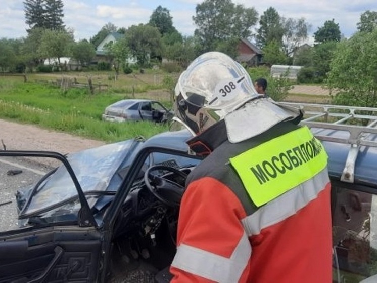 Две машины марки ВАЗ лоб в лоб столкнулись под Можайском