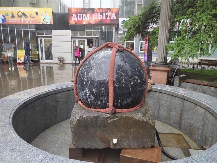 В центре Красноярска убирают гранитный шар с фонтана на проспекте Мира