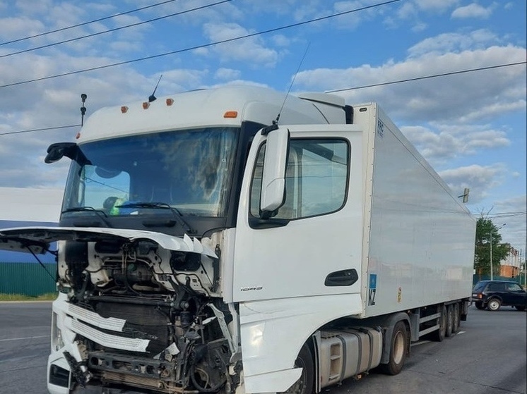 Водитель Chevrolet пострадал после столкновения с грузовиком в Подмосковье