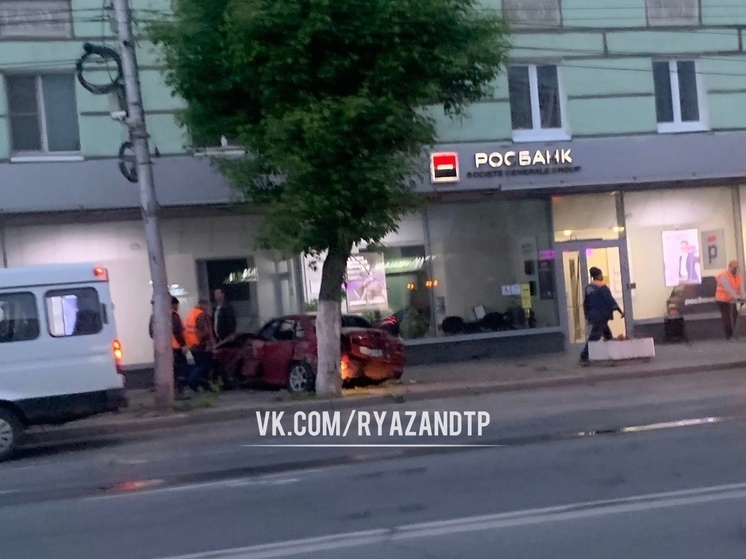 Полиция ищет очевидцев въезда автомобиля на здание Росбанка в Рязани