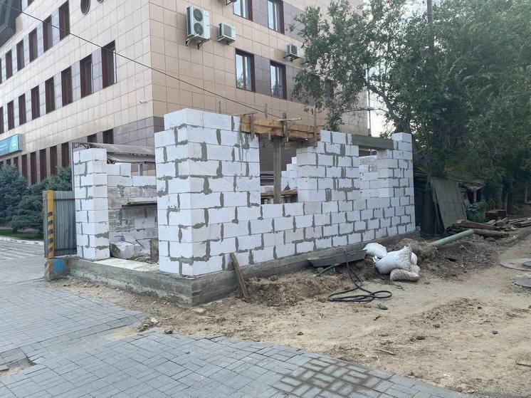 В Астрахани снесли незаконно возведенное здание