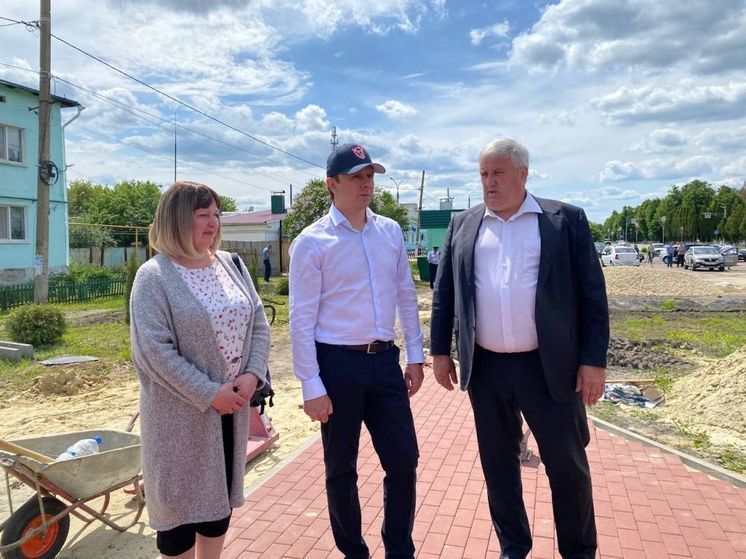 Губернатор Клычков осмотрел ход строительства сквера Героев Отечества