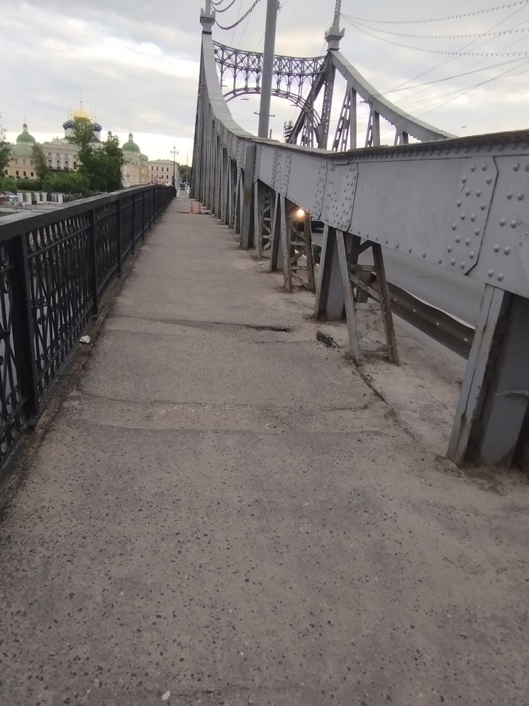 Старый мост в Твери продолжает привлекать внимание прохожих