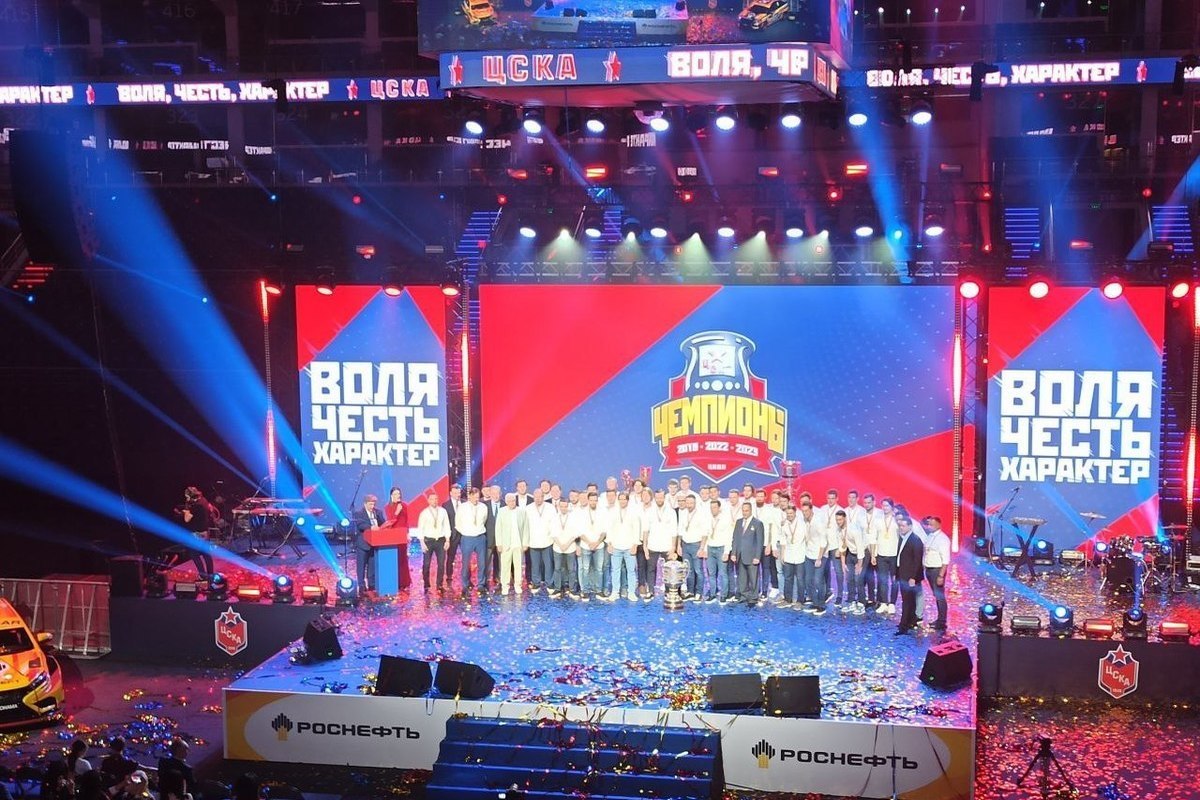 Главный тренер ЦСКА поздравил команду на церемонии награждения
