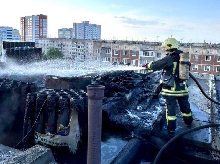 Серьезный пожар произошел на крыше девятиэтажки в Барнауле