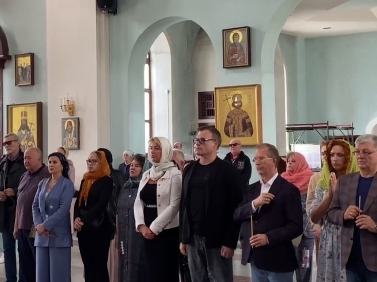 Артисты пришли на молебен в честь открытия кинофестиваля в собор в Чите