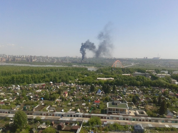В Новосибирске загорелась крыша на улице Большевистской