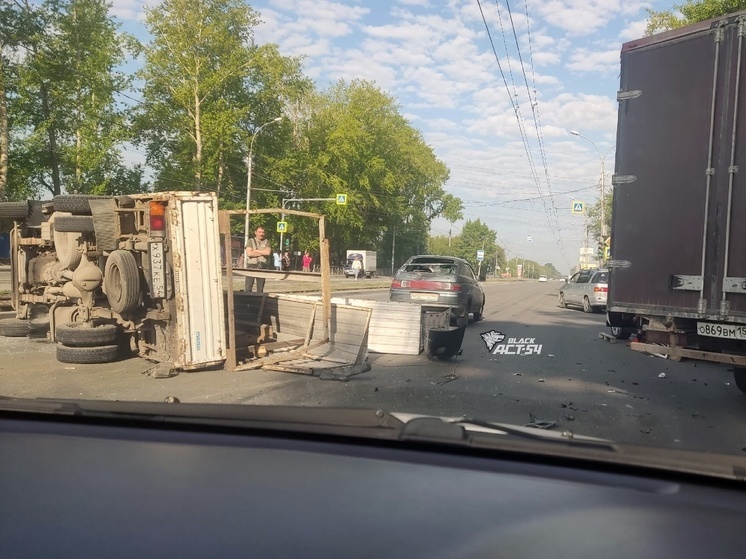 В Новосибирске грузовик перевернулся при столкновении с «Мерседесом» и ВАЗ-2112